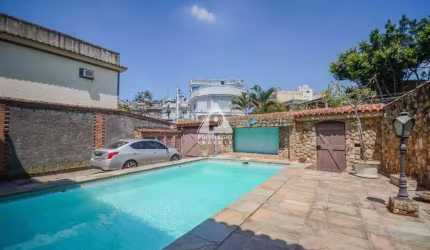 Excelente Casa Duplex com 7 suítes em Curicica