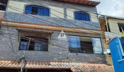3 casas (1 no terreo 1 quarto, quintal 1 no 2° 2 quartos e 1 no 3° andar 2 quartos) Realengo.