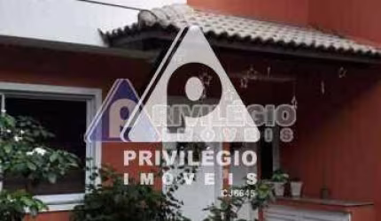 Freguesia casa triplex 5 suites em condominio fechado 170 mts infra-estrutura completa e muita natureza!