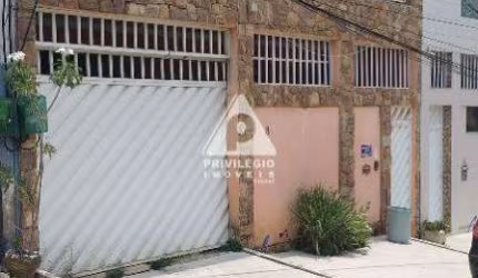 Casa Duplex 3 quartos sala ampla varandao area gourmet com churrasqueira porao Campo Grande