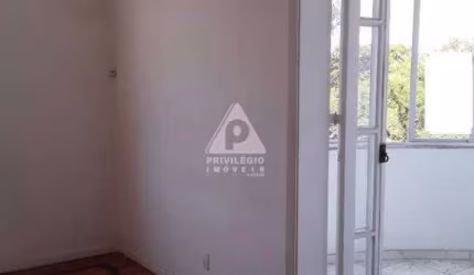 Apartamento de 3 quartos, muito claro, arejado, indevassável, vista livre, sala ampla com varanda. apt. com piso de madeira, taco muito bem conservado