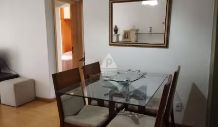 Apartamento 2 quartos, suíte, com armários, varandão, cozinha com armários, vaga escriturada
