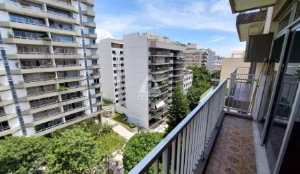 Apartamento de 4 quartos sendo 1 suite, salão, varanda, 2 vagas escrituradas em área nobre da Tijuca