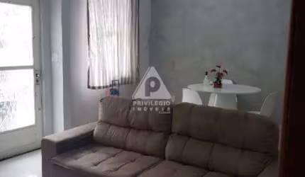 Excelente Casa de Vila:Sala em 03 Ambientes,03 Quartos,02 Banheiros,01 Vaga na Vila.