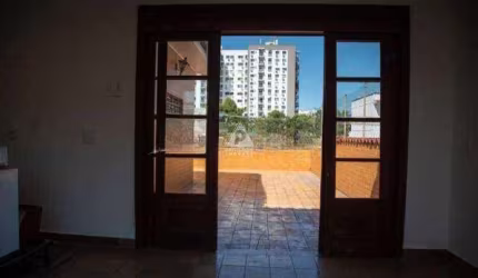 Casa triplex, com churrasqueira e uma edícula, vaga para 2 carros