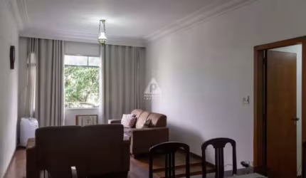 Salão, 3 Quartos com armários, 2 banheiros sociais, cozinha com armários, copa, área de serviço, dependência e 1 vaga de garagem.