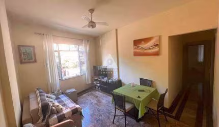 Apartamento com 3 quartos, 3 banheiros, área de serviço e um comodo para dispensa, possui vaga.