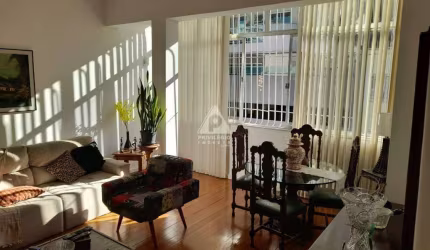 Apartamento de 3 quartos á venda,com dependência ,1 vaga de garagem, em rua tranquila