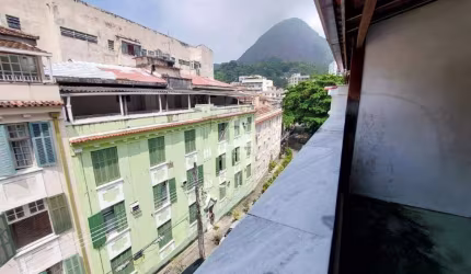 Apartamento duplex, 3 quartos, 1 sala, 2 banheiros, varanda, Laranjeiras-RJ
