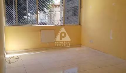 Apartamento Venda - 2 quartos, cozinha, banheiro, dependências completas. Sol da manhã, Próximo ao Shopping Tijuca, Praça Saenz Pena e Metrô.