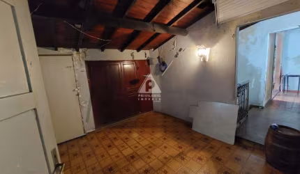 Apartamento tipo casa, 4 quartos, 3 banheiros, 2 cozinhas, despensa, área coberta.