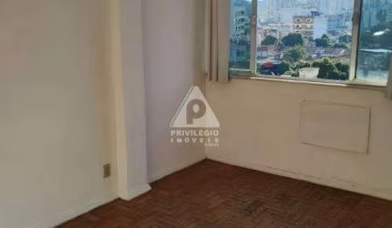Apartamento à venda de 2 quartos, rua tranquila, muito próximo a Praça Varnhagem, Shopping Tijuca e metrô