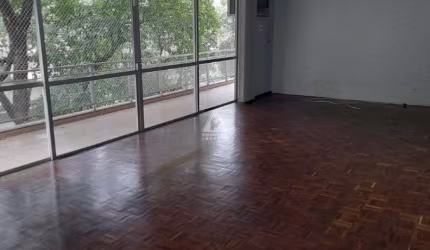 Vendo excelente apartamento. 126 m². 3 quartos (1 suite), varandão, dependência completa, 2 vagas, 1 por andar a 5 min do metrô São Francisco Xavier.