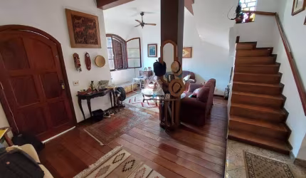 Casa de vila duplex, 3 quartos, escritório, 2 banheiros sociais, DCE, canil, 4 vagas, 292m², Andaraí - RJ.