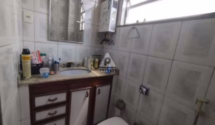 2 quartos com armários embutidos, vaga na garagem e cozinha planejada com adega