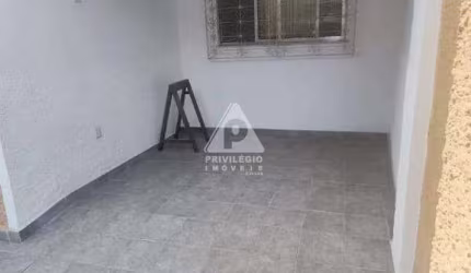 Casa duplex frente de rua a venda , 2 quartos , vaga , Andarai
