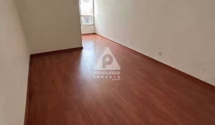 Apartamento de 2 quartos à venda, com dependência completa, proximo ao metro Afonso Pena