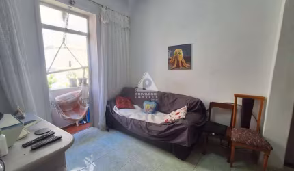 Aparamento de 2 quartos , sacada, 86 metros do metro Aonso , Tijuca