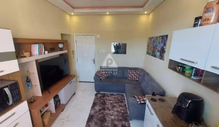 Apartamento à venda no Condomínio Prefeito Frontin, 2 quartos, sala modernizada e banheiro reformado, 45m², Centro.