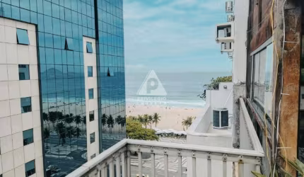 Cobertura incrível em Copacabana com vista lateral para o mar. Luxo, conforto e localização privilegiada. Imperdível!