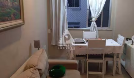 Apto reformado, piso frio (porcelanato), vista livre, fundos, fiação para NET embutida, 2qts, cozinha, área de serviço, espaço para home office, sala,
