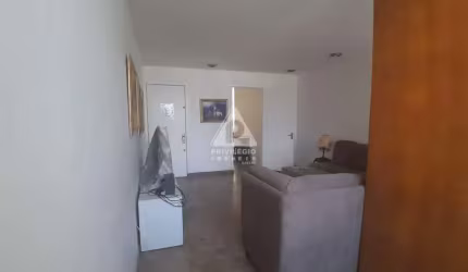 Apartamento original 3 quartos revertido para 2 quartos com dependência em Copacabana na quadra da praia