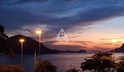 Espetacular apartamento com vista para Praia de Icaraí, 3 quartos, suíte com hidromassagem, cozinha com armários planejados, 1 vaga na escritura