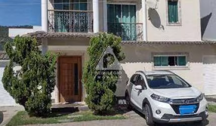 Cada duplex , 3 suites ,churrasqueira, piscina , 4 vagas de garagem