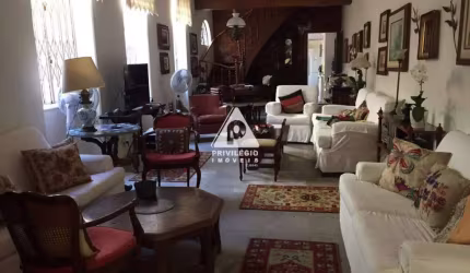 Maravilhosa casa em rua nobre da Gávea, com 5 quartos, 3 vagas, jardim e linda área externa!