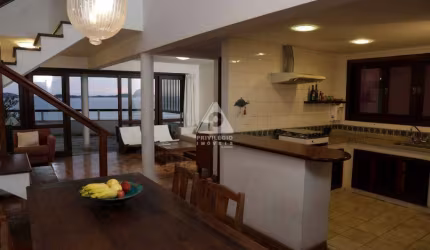 Casa duplex vista mar com 2 vagas de garagem e 2 aptos suítes no anexo