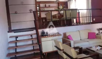 Casa com piscina em Condomínio fechado