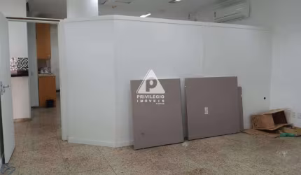 Loja com 159 m² Centro.