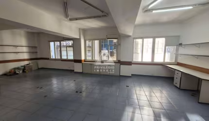 Sala Comercial bem iluminada ampla banheiro social cozinha seguranca transporte na porta Centro Rio de Janeiro