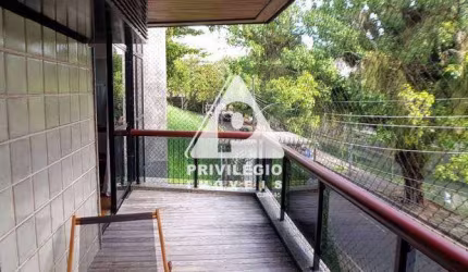 Privilégio Imóveis vende excelente apartamento de 2 quartos, com vaga.
