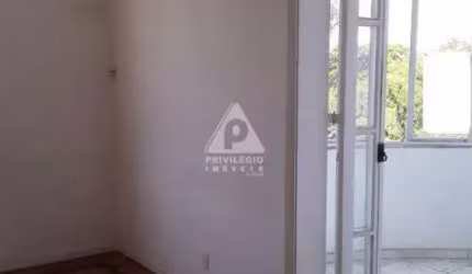 Apartamento de 3 quartos, muito claro, arejado, indevassável, vista livre, sala ampla com varanda. apt. com piso de madeira, taco muito bem conservado