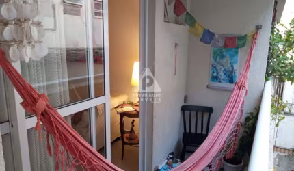 Excelente apartamento de dois quartos com varanda em Laranjeiras