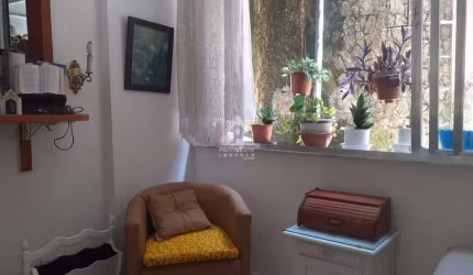 Apartamento tipo casa om 2 quartos e vaga na Rua do Russel - Gloria