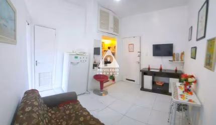 Excelente conjugado em Laranjeiras. Dividido em quarto e sala. Entrar e mora.