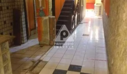 Loja com salas no centro do Rio de Janeiro, próxima ao comércio local, estação de metrô e VLT.