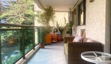 Privilégio Imóveis vende excelente apartamento com 3 Quartos com suite, 2 vagas na escritura.