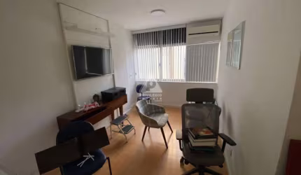 Sala comercial refromanda com dois banheiros sociais com ármarios e 1 vaga na escritura
