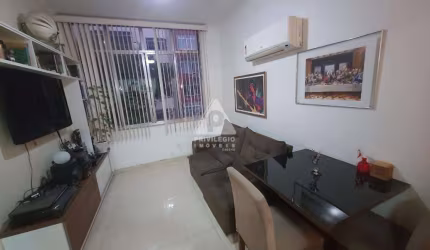 Maravilhoso dois quartos com dependência todo reformado à venda no coração de Copacabana!