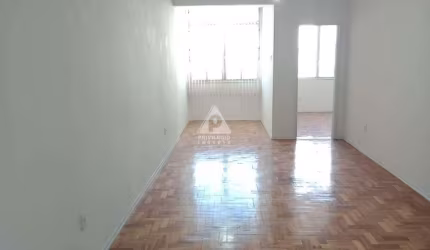 Excelente apartamento: sala ampla, 3 quartos, com DCE completa, 2 banheiros, 01 vaga na garagem.