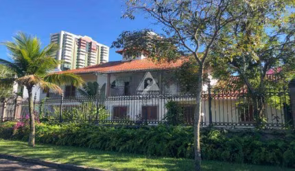 Mansão de 1280m² de área total! 5 quartos, 4 banheiros e 2 vagas.