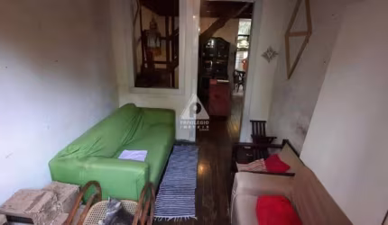 Excelente casa de vila em estado original no Cosme Velho., com 173 m2 de área construída.