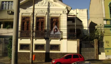 Casa de rua com 4 quartos, 1 súite, 3 banheiros com 4 vagas e área externa a venda em Laranjeiras.