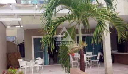 Casa 04 quartos Condomínio Alto Padrão no Recreio-Barra com 03 pavimentos.
