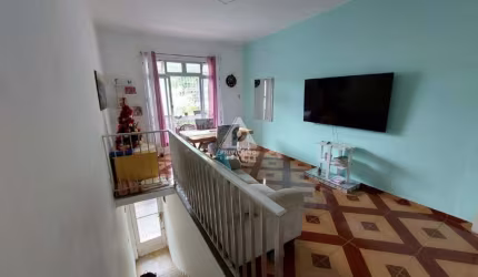 Casa de rua, 7 quartos, 4 banheiros, 3 salas, 2 vagas cobertas.