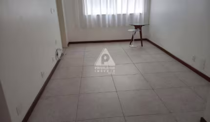 SALA 2 QUARTOS EM RUA TRANSVERSAL COM VAGA EM COPACABANA