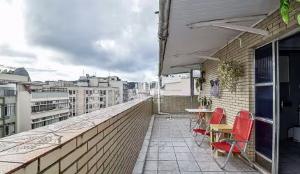Cobertura no Flamengo de 89m² com dois quartos, sala e cozinha integradas. Vista livre e sol da manhã